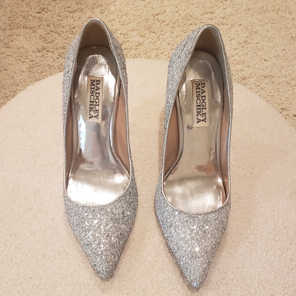 Badgley Mischka silver glitter pumps in 5M